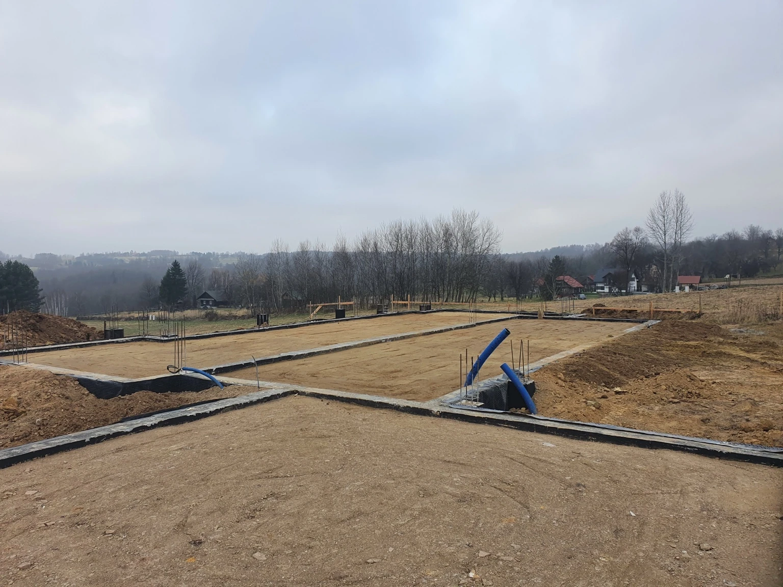 Fundamenty budynku z przygotowanym podłożem